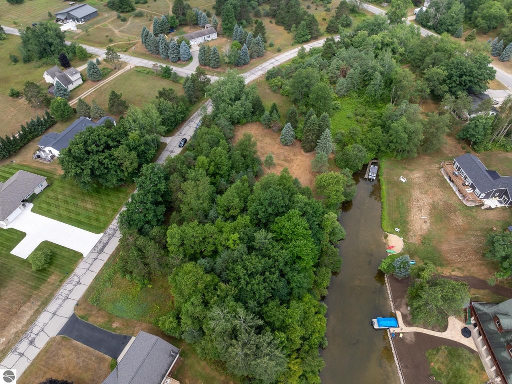 Image 14 of property listing at 1009 Cantabrian Drive, Weidman, MI 48893