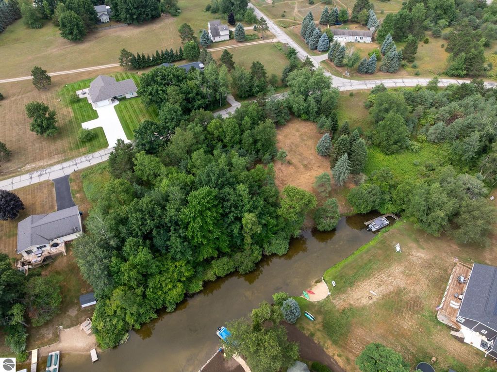 Image 15 of property listing at 1009 Cantabrian Drive, Weidman, MI 48893