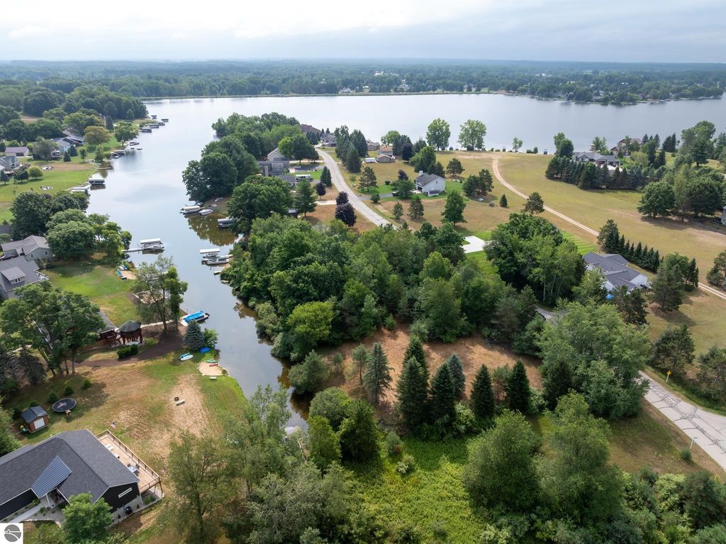 Image 18 of property listing at 1009 Cantabrian Drive, Weidman, MI 48893