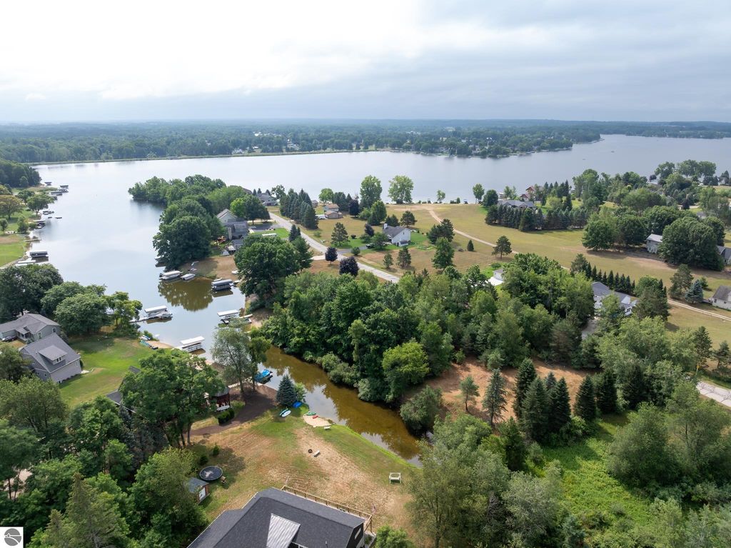 Image 19 of property listing at 1009 Cantabrian Drive, Weidman, MI 48893