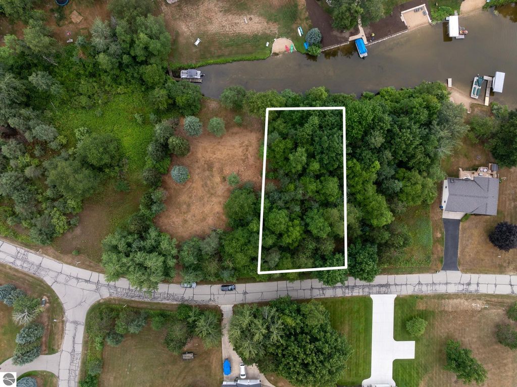Image 2 of property listing at 1009 Cantabrian Drive, Weidman, MI 48893