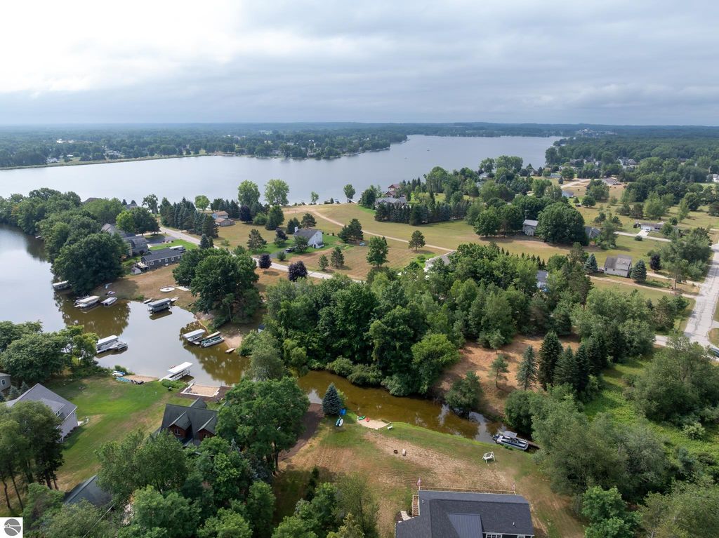 Image 20 of property listing at 1009 Cantabrian Drive, Weidman, MI 48893