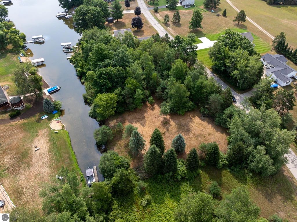 Image 21 of property listing at 1009 Cantabrian Drive, Weidman, MI 48893