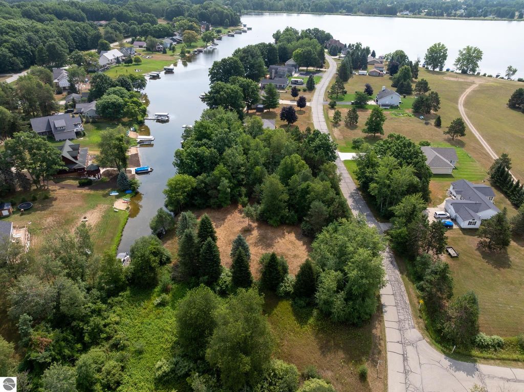 Image 22 of property listing at 1009 Cantabrian Drive, Weidman, MI 48893