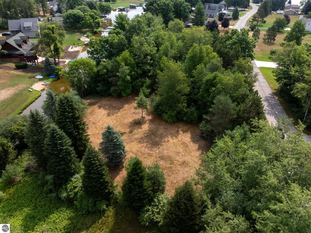 Image 25 of property listing at 1009 Cantabrian Drive, Weidman, MI 48893