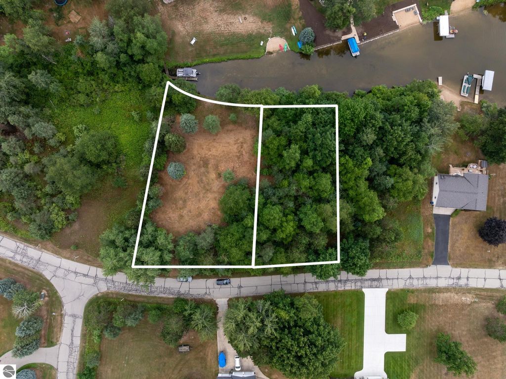 Image 4 of property listing at 1009 Cantabrian Drive, Weidman, MI 48893