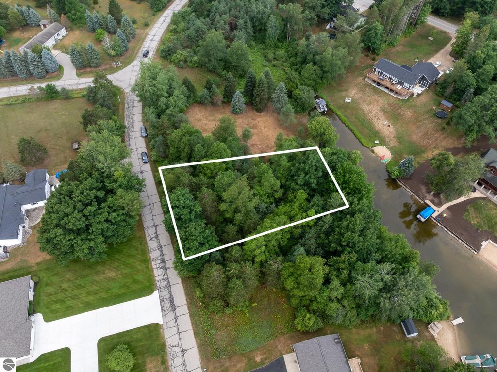 Image 5 of property listing at 1009 Cantabrian Drive, Weidman, MI 48893