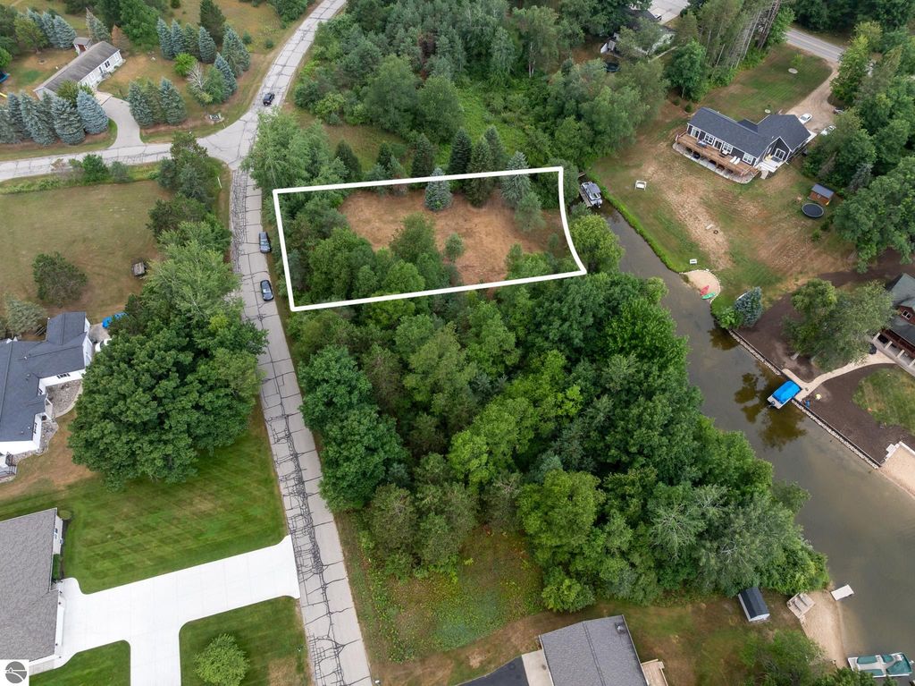 Image 6 of property listing at 1009 Cantabrian Drive, Weidman, MI 48893