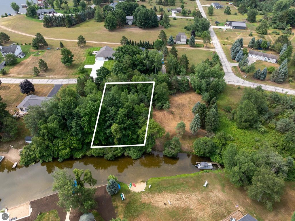 Image 7 of property listing at 1009 Cantabrian Drive, Weidman, MI 48893