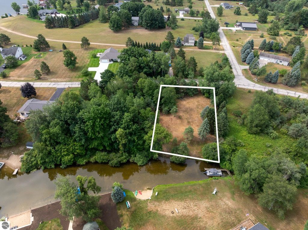 Image 8 of property listing at 1009 Cantabrian Drive, Weidman, MI 48893