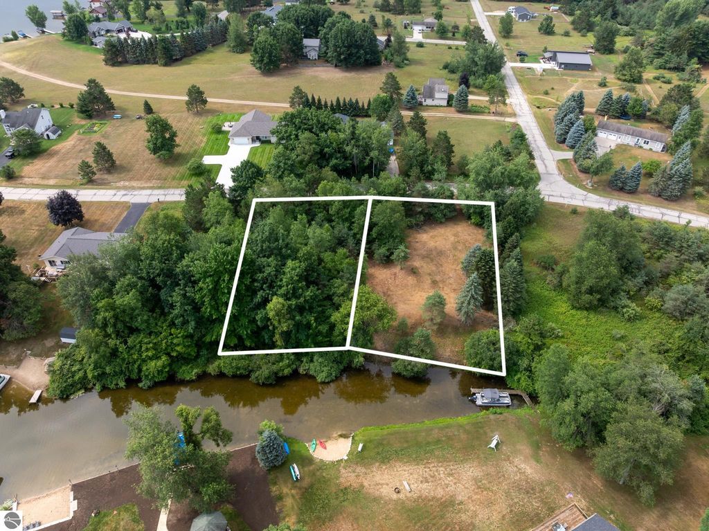 Image 9 of property listing at 1009 Cantabrian Drive, Weidman, MI 48893