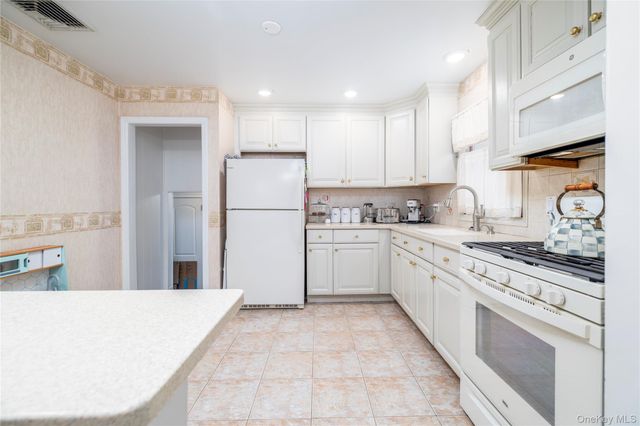 29 Gates Avenue, Malverne, NY 11565