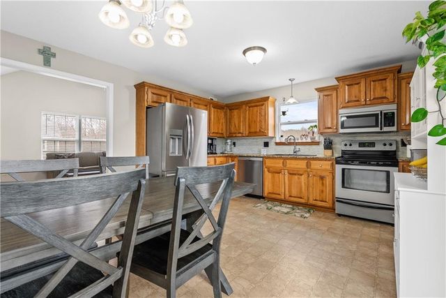 933 S Kisner Drive, Independence, MO 64056