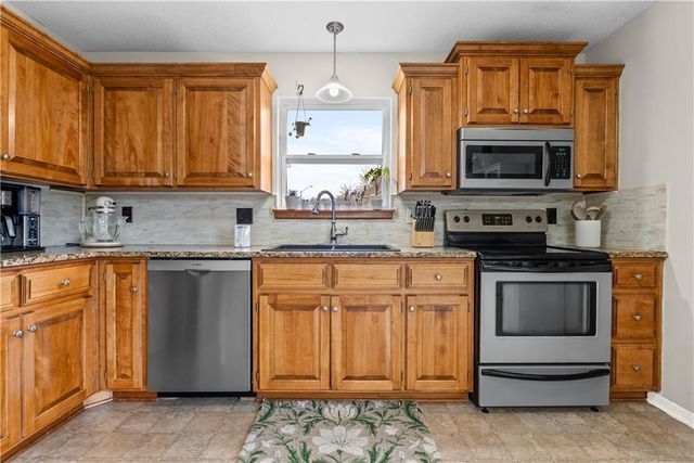 933 S Kisner Drive, Independence, MO 64056