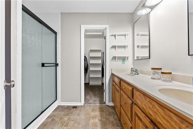 933 S Kisner Drive, Independence, MO 64056