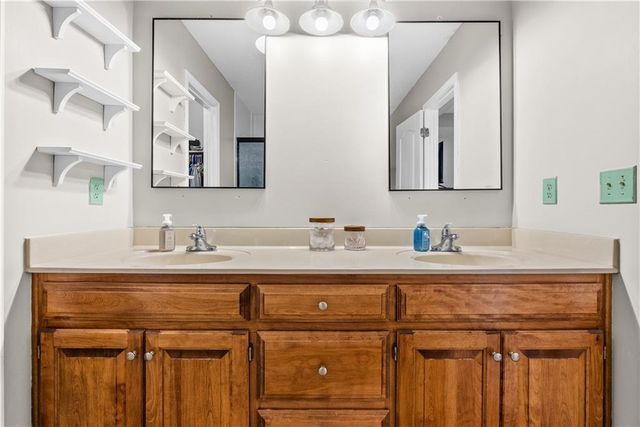 933 S Kisner Drive, Independence, MO 64056