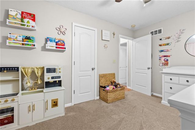 933 S Kisner Drive, Independence, MO 64056