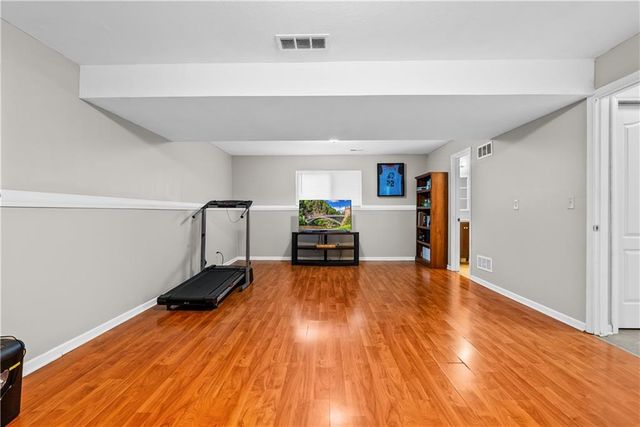 933 S Kisner Drive, Independence, MO 64056