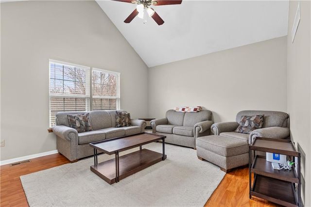 933 S Kisner Drive, Independence, MO 64056