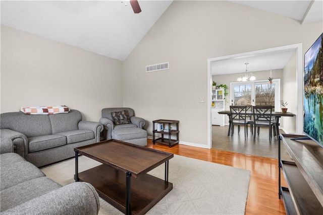 933 S Kisner Drive, Independence, MO 64056