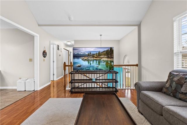 933 S Kisner Drive, Independence, MO 64056