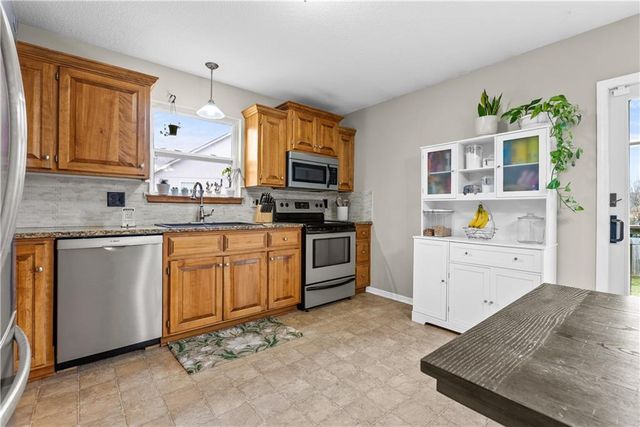 933 S Kisner Drive, Independence, MO 64056