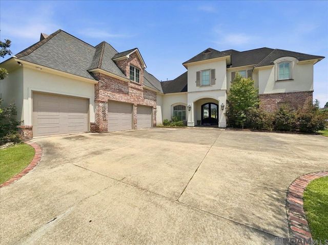 2529 University Club Dr, Saint George, LA 70810