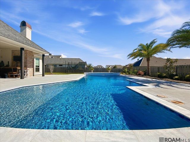 2529 University Club Dr, Saint George, LA 70810