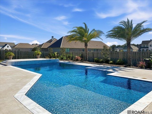 2529 University Club Dr, Saint George, LA 70810