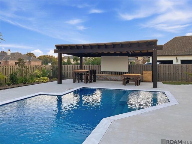 2529 University Club Dr, Saint George, LA 70810