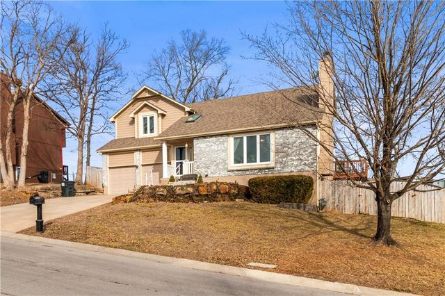 202 SW 25th Street, Oak Grove, MO 64075