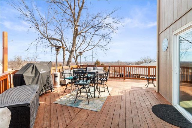 202 SW 25th Street, Oak Grove, MO 64075