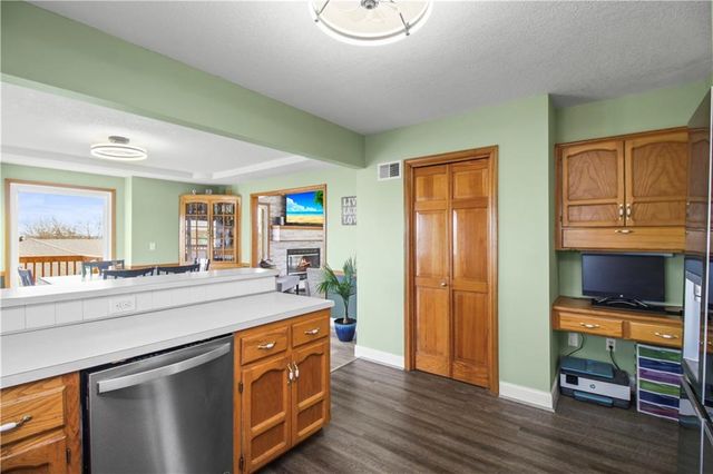 202 SW 25th Street, Oak Grove, MO 64075