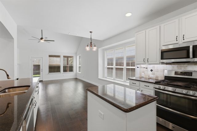 6974 Shoreview Drive, Grand Prairie, TX 75054