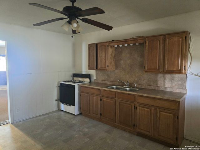 122 Roesler, San Antonio, TX 78220