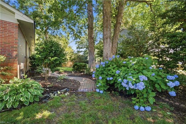 3712 N Queensgrove CIR, Virginia Beach, VA 23452