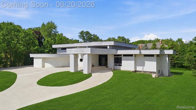 24696 Franklin Park Drive, Franklin Village, MI 48025