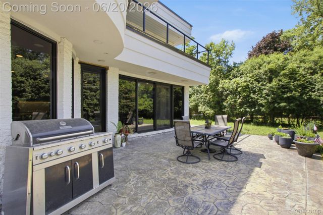 24696 Franklin Park Drive, Franklin Village, MI 48025