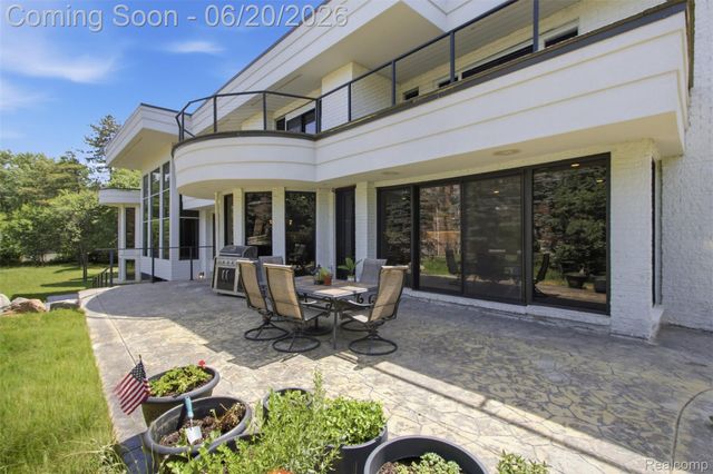 24696 Franklin Park Drive, Franklin Village, MI 48025