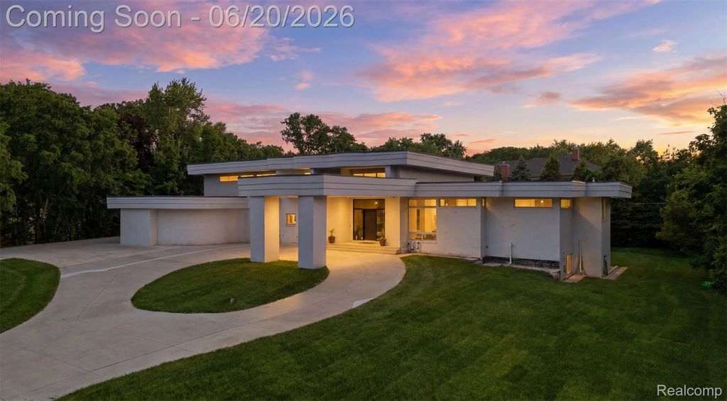 24696 Franklin Park Drive, Franklin Village, MI 48025