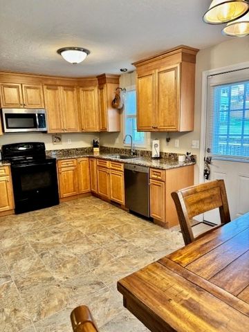 14 Servant Way, Southbridge, MA 01550