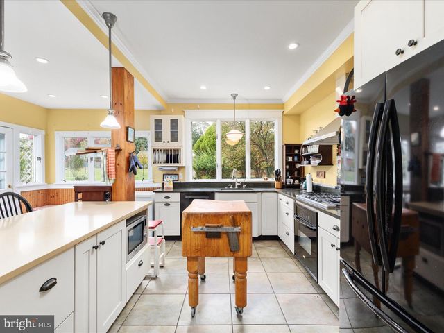 517 W LOCUST ST, Woodstock, VA 22664