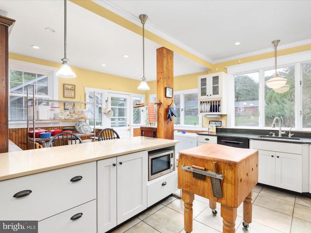 517 W LOCUST ST, Woodstock, VA 22664