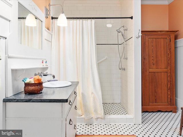 517 W LOCUST ST, Woodstock, VA 22664