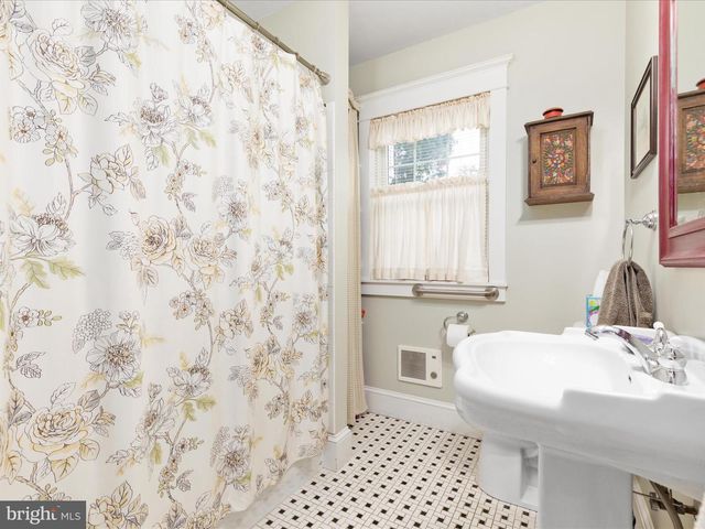 517 W LOCUST ST, Woodstock, VA 22664