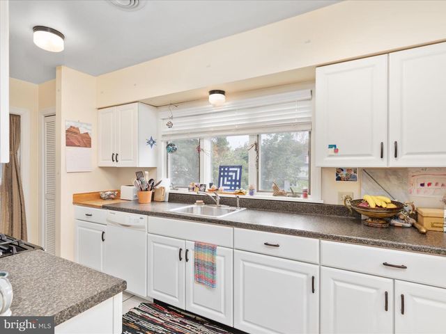 517 W LOCUST ST, Woodstock, VA 22664