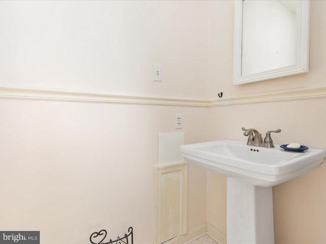 517 W LOCUST ST, Woodstock, VA 22664