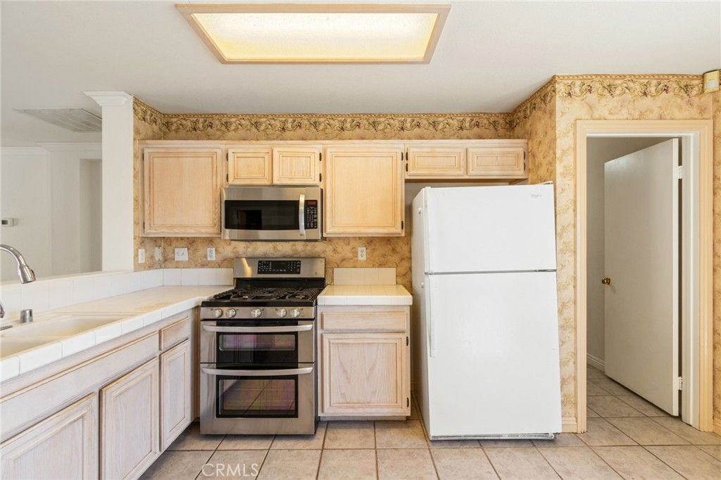 Image 13 of property listing at 6157 W Avenue J4, Lancaster, CA 93536