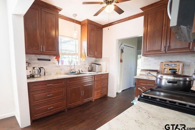 915 Lindsey Ln, Tyler, TX 75701