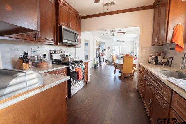 915 Lindsey Ln, Tyler, TX 75701